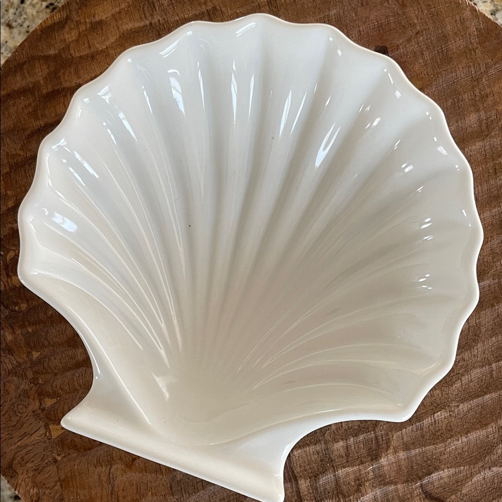 Elegant White Shell-Shaped Serving Dishes (1)